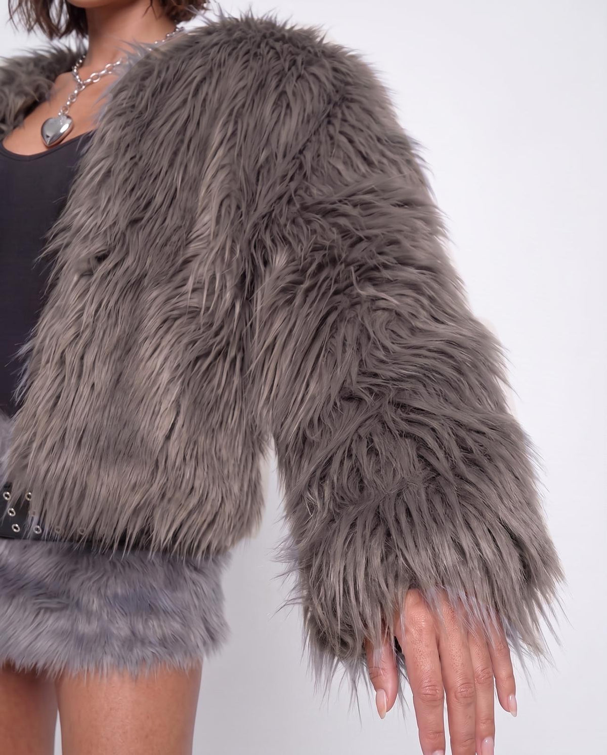Piel sintética Fluffy Crush-Gris tórtola